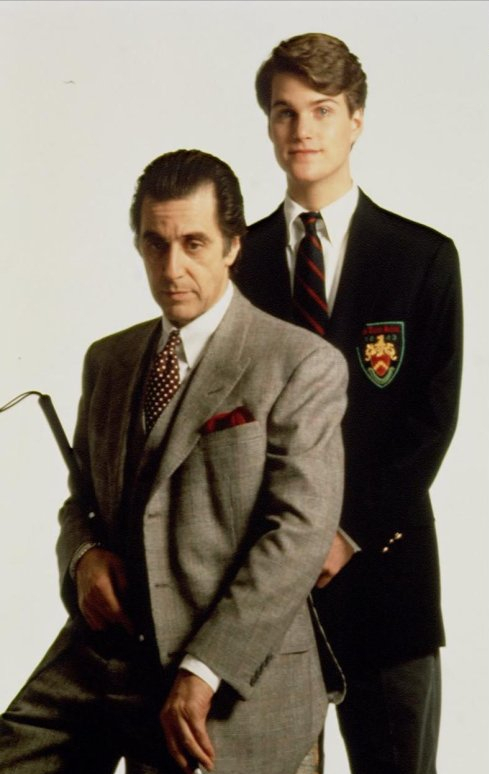 《教父》主角老成这样了，穿宽大的外套不合身，驼背弓腰不忘听歌