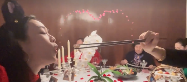 钟丽缇和公婆一起过节，亲戚面前与张伦硕互相投喂亲吻，秀足恩爱