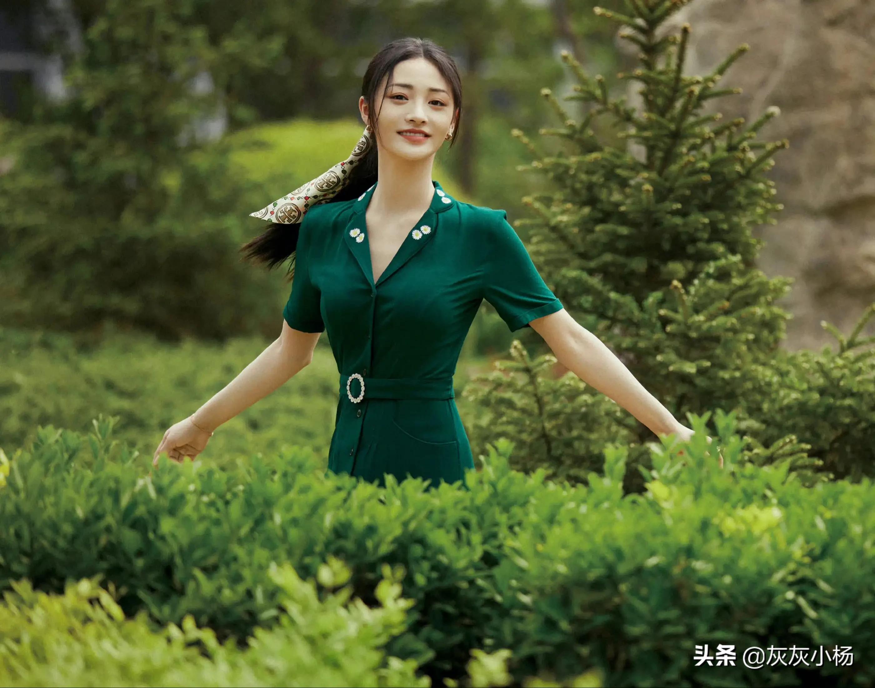 周洁琼，V领绿色长裙