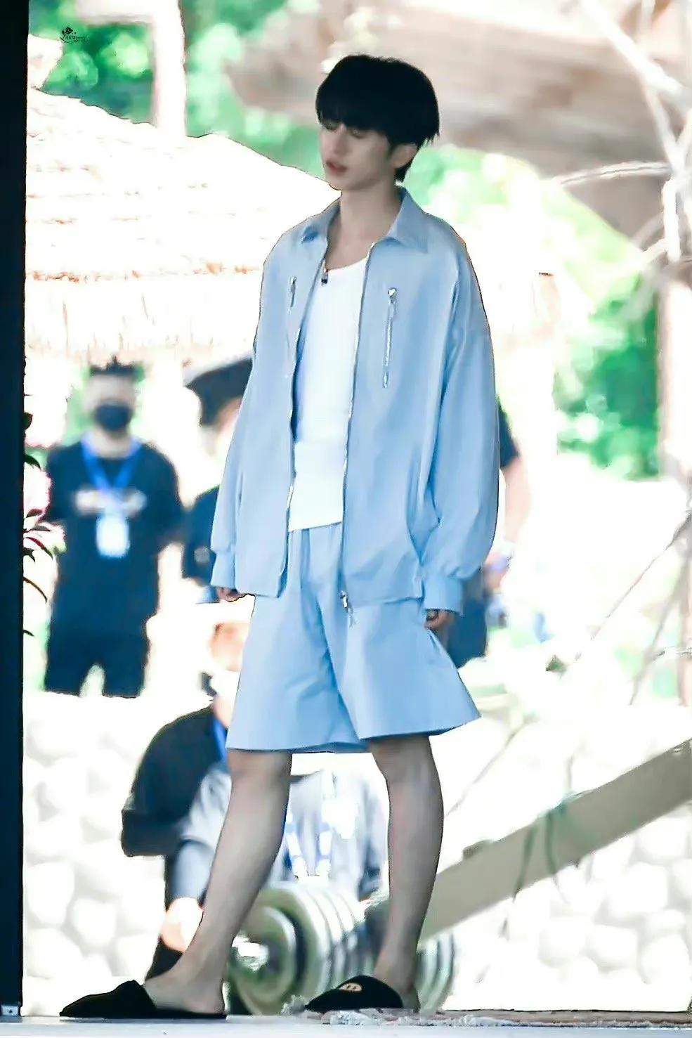 白鹿蔡徐坤睡衣造型，慵懒居家风格，睡意朦胧的样子好可爱