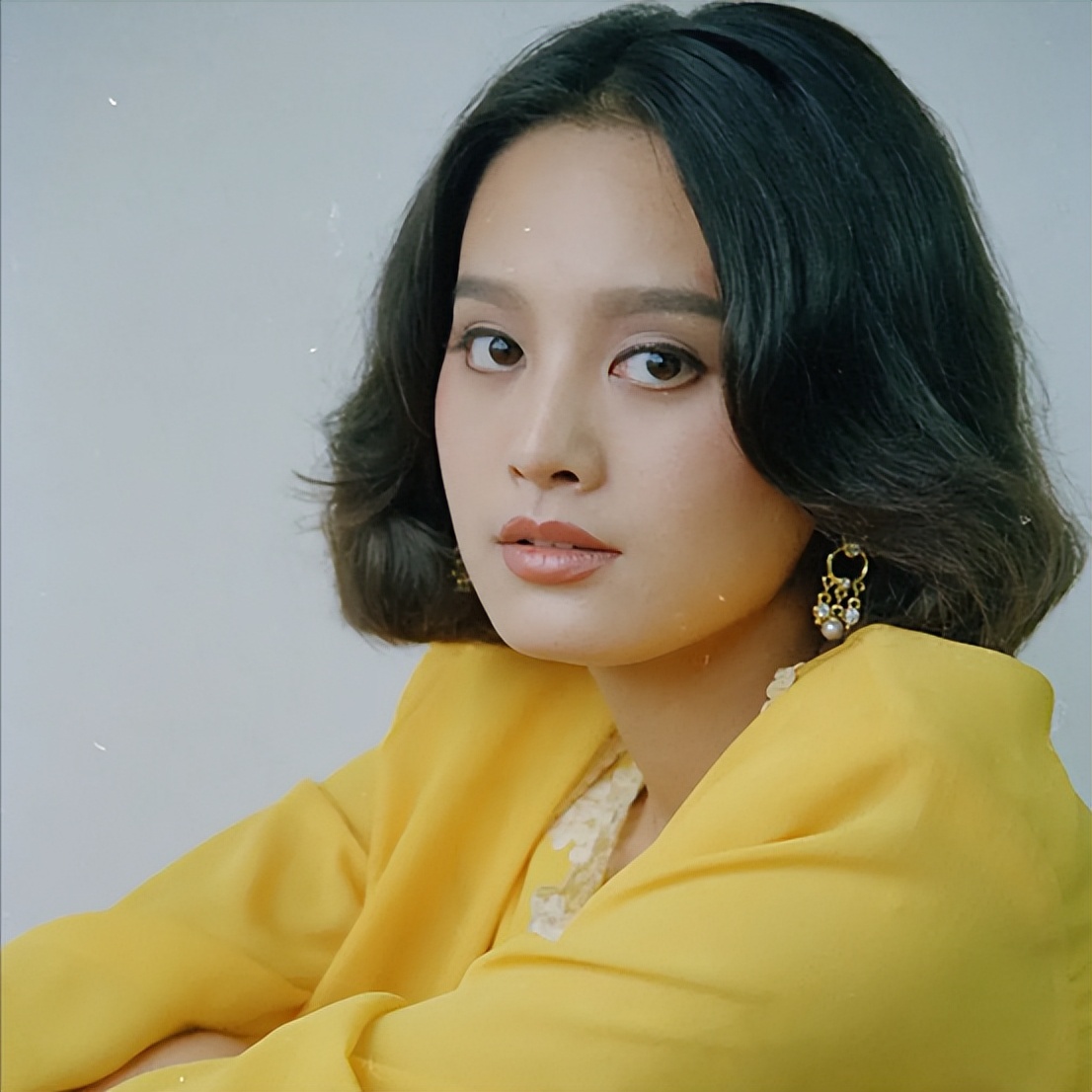 “考古”女星罕见18岁青涩照，刘亦菲太甜了，宁静好野