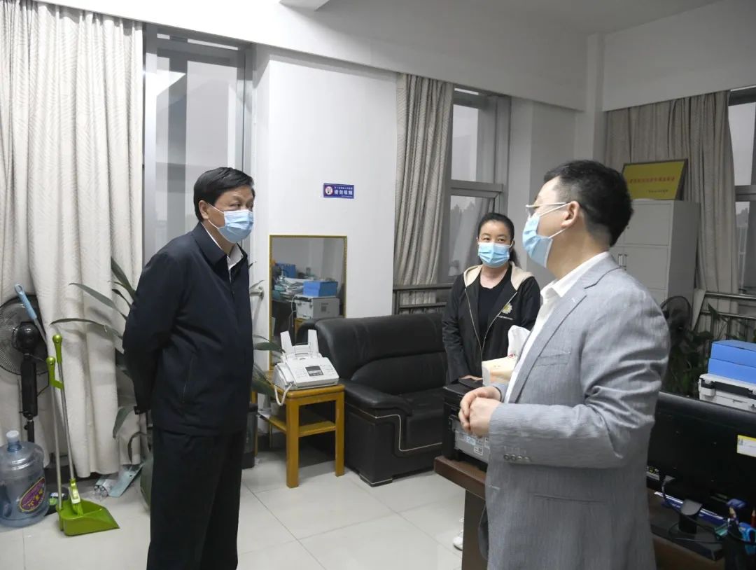 李万千在市财政局市发改委市工信局调研