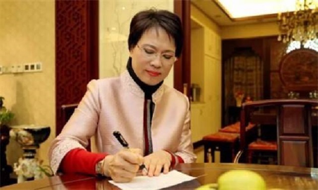 电视鸡毛飞上天原型：白手起家成浙江女首富，800亿赔到负债500亿