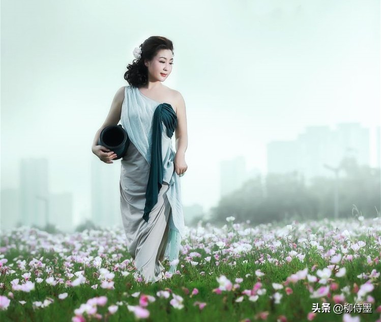 中老年阿姨拍照，手腳無處安放怎么辦？2個字?jǐn)z影技巧就解決
