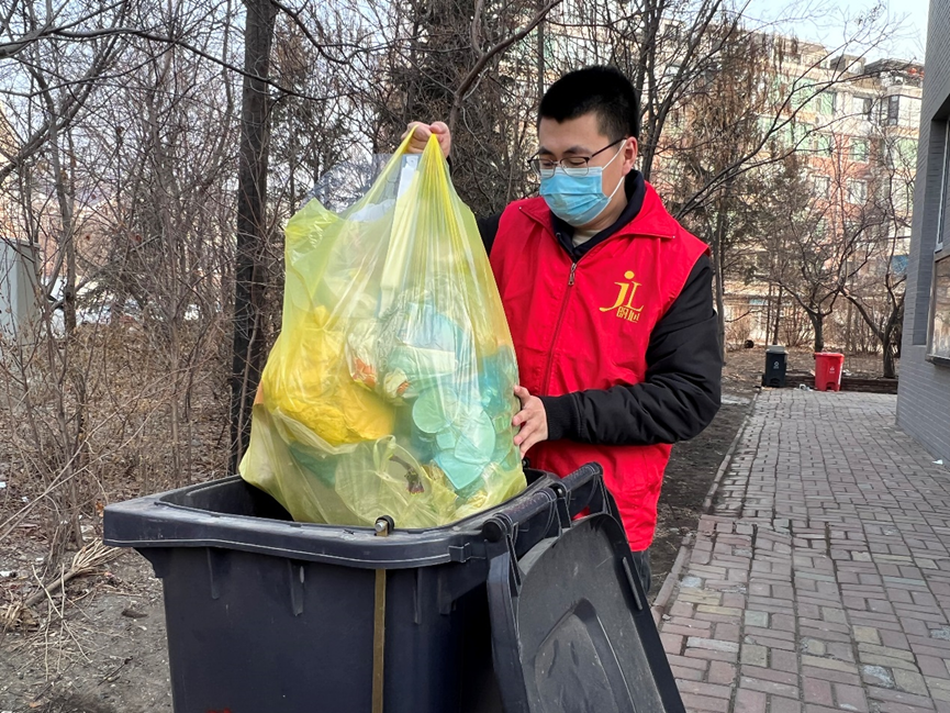 吉林小伙回乡参与家乡建设，帮助外籍友人消除防疫偏见