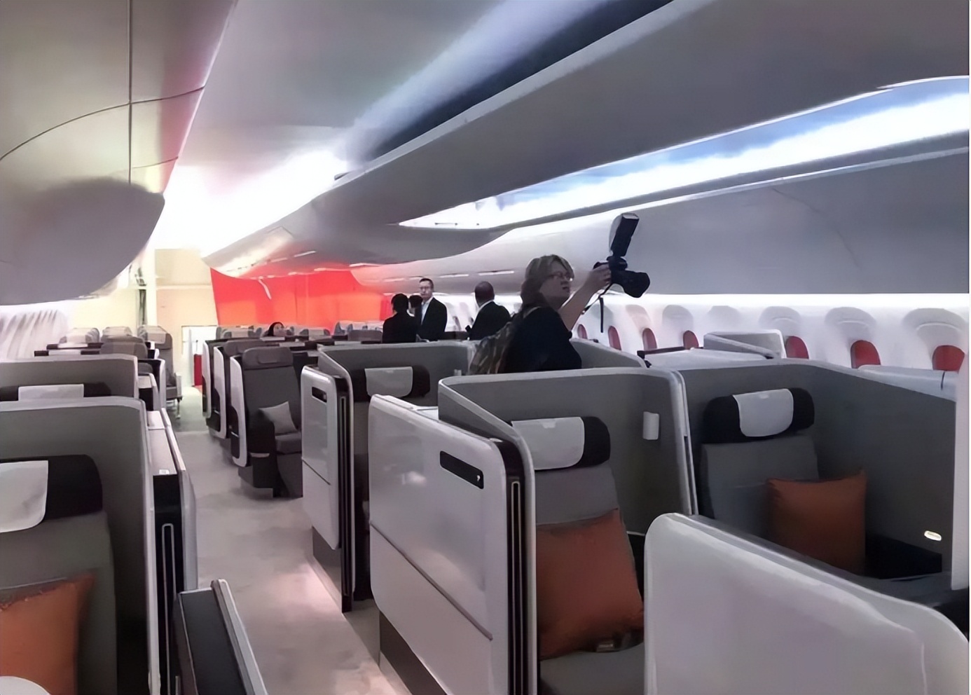 国产飞机终于崛起!国内7家航空公司用上arj21,海外也有市场