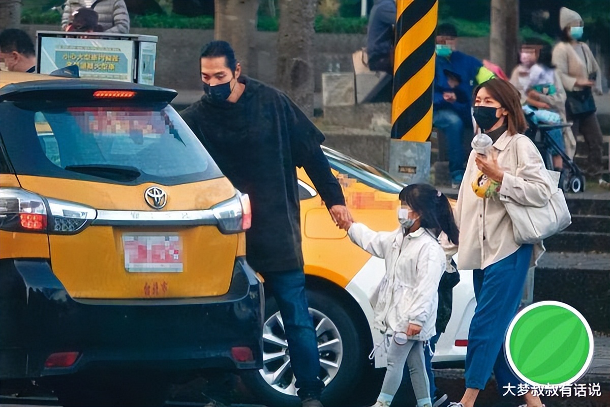 蓝正龙夜市放风4小时，咸酥鸡吃到早餐店！撑伞护花送女生回家