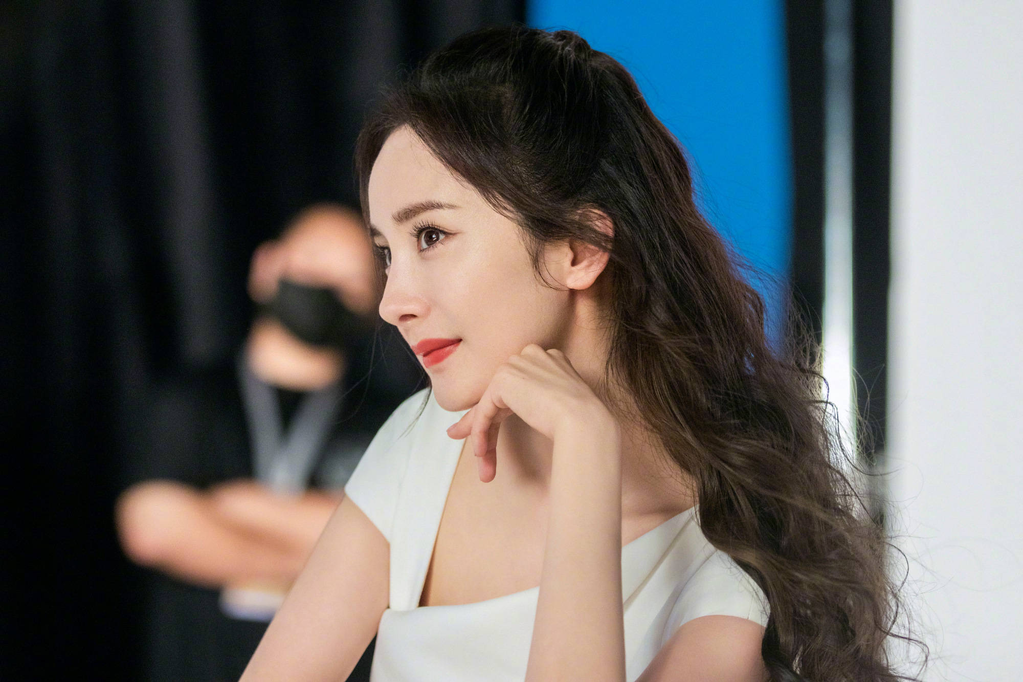 杨幂穿V领白裙小秀纤腰 对镜甜笑锁骨迷人