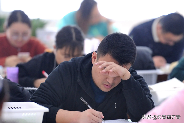 2022年考研国家线公布，考生感到很崩溃，直言：早生两年就好了