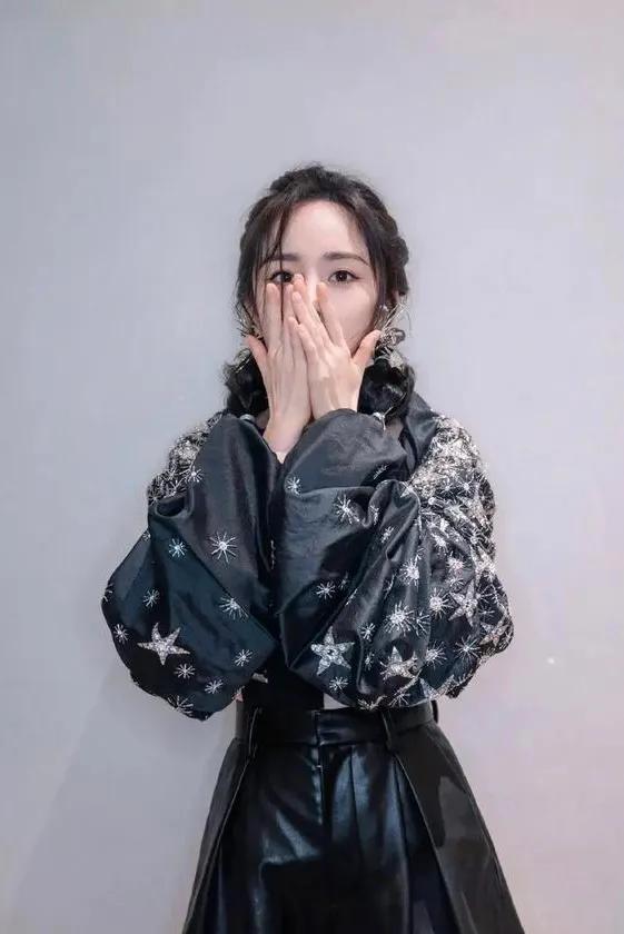 杨幂双尾麻花辫少女风—清新装扮，青春靓丽，俏皮灵动