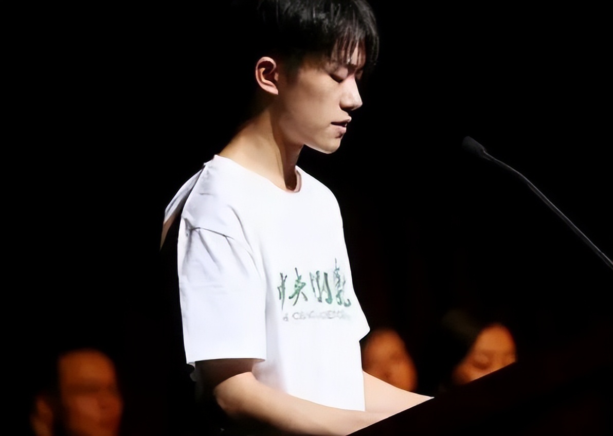 易烊千玺大学毕业了，被评为优秀毕业生，自曝大学生活有一个遗憾