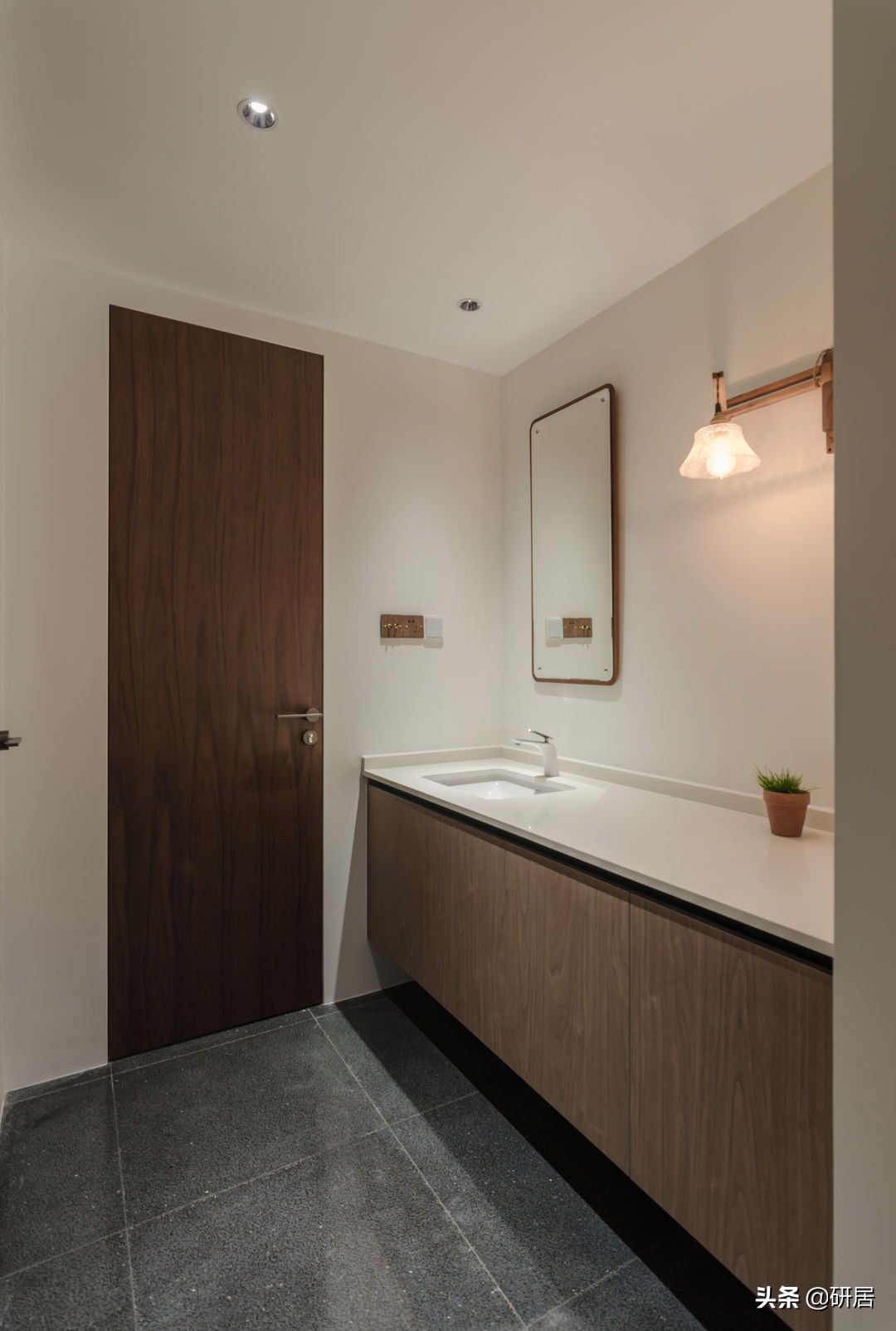 70后大叔的新家，不要门框和踢脚线，全屋化繁为简，氛围清净自然