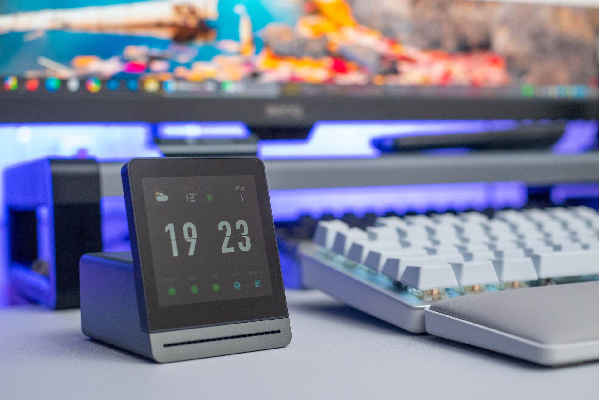 桌面改造 2.0，兼顾生产力与娱乐性的一体化空间