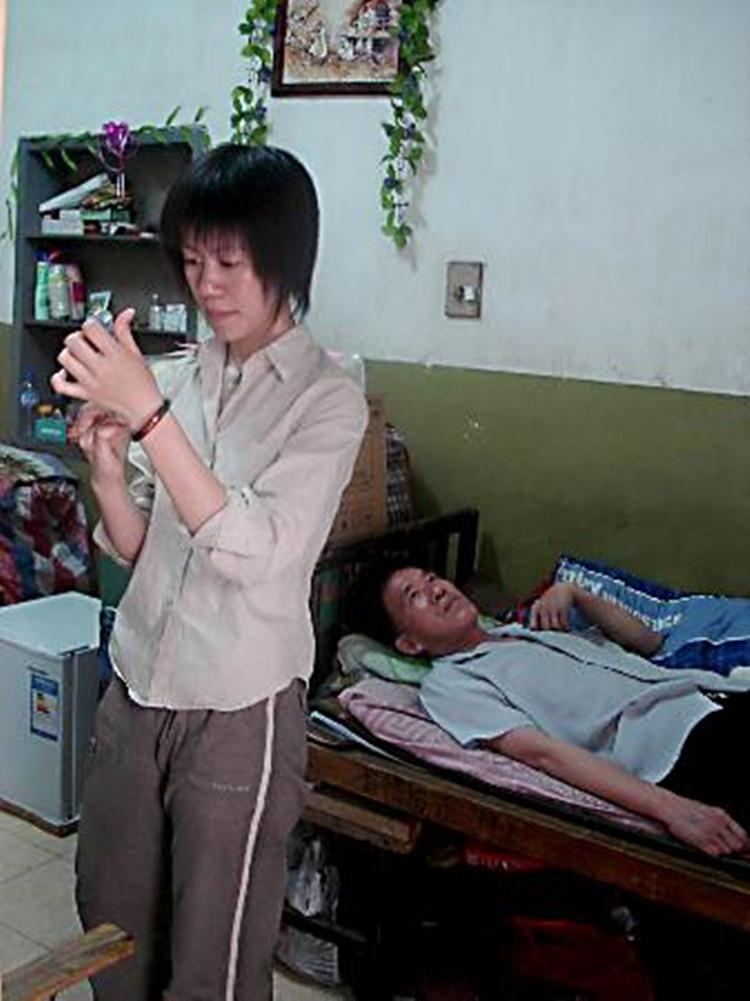 高考763分考上武大，背着瘫痪父亲上学的黄来女，后来怎么样了？