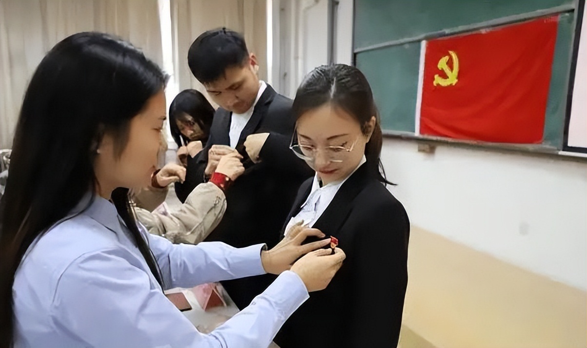 大学生想要入党，“决定权”在谁手上？除了辅导员还有个人很重要