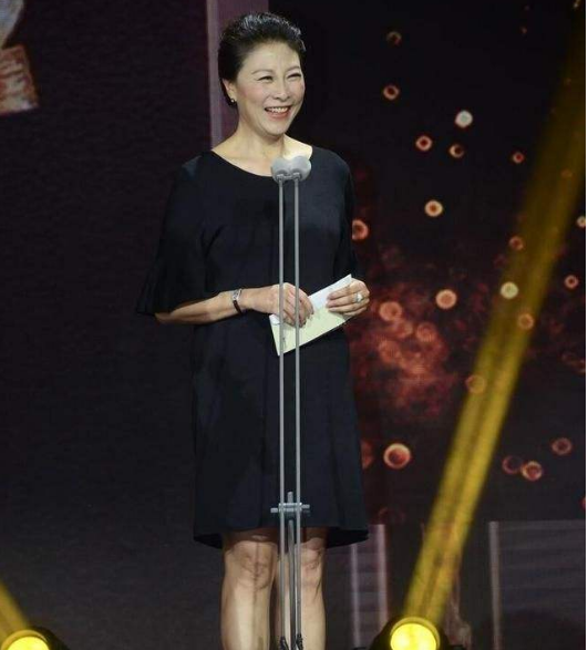 著名演员岳红：生女五个月被离婚，单亲妈妈31年，风光背后有眼泪