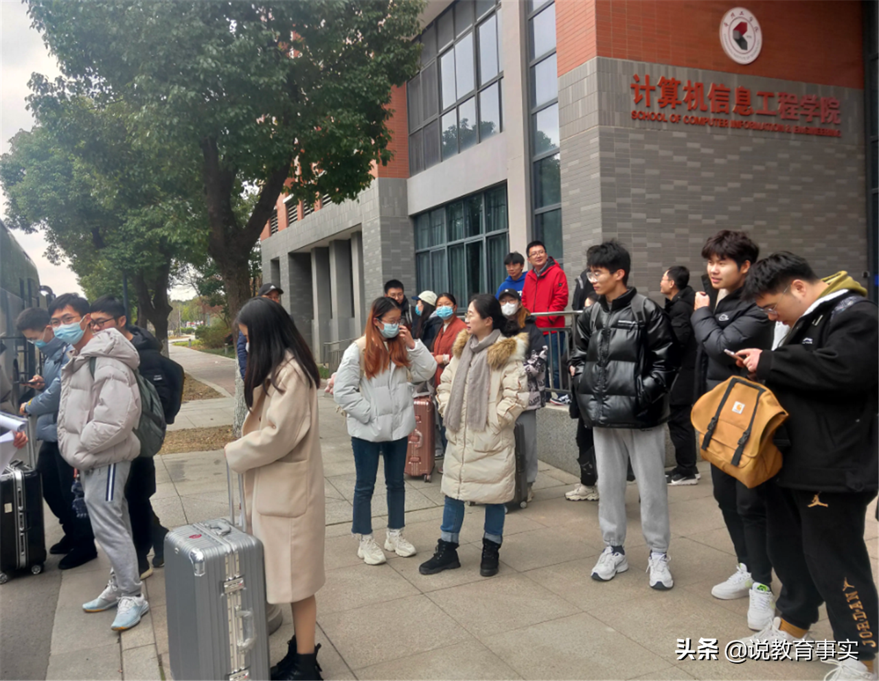 考研院校复试线公布，不少院校猛涨几十分，家长：无效内卷太离谱