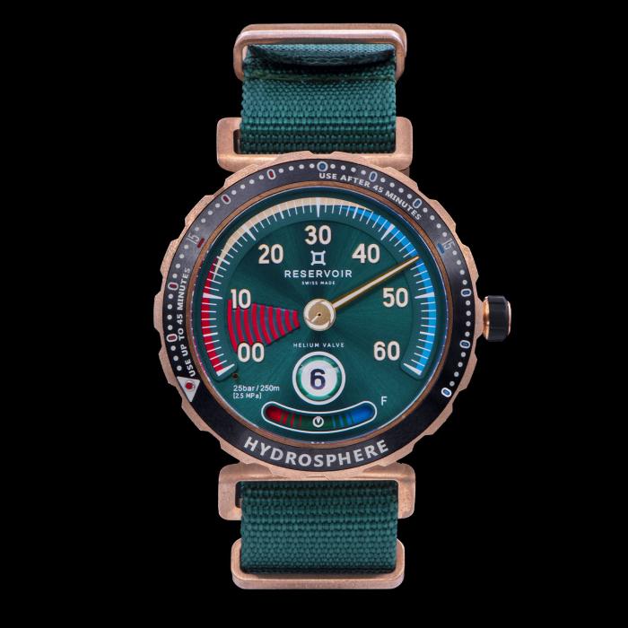 受到油桶和压力计启发，所制作的一款潜水表