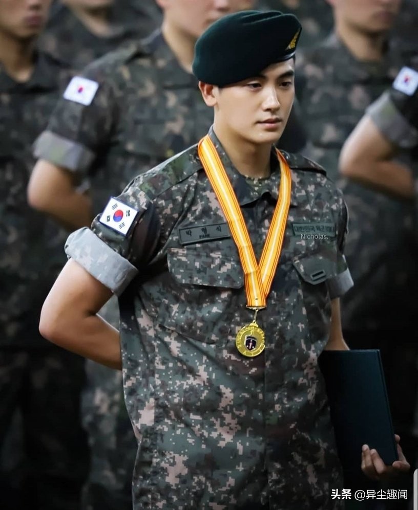 7位韩星穿军服照，池昌旭、金在中帅度爆表，朴叙俊模样超青涩