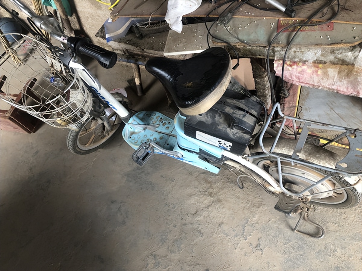 夏天用這三種方法保養(yǎng)電動(dòng)車的電瓶，電瓶不發(fā)熱不鼓包壽命延長(zhǎng)