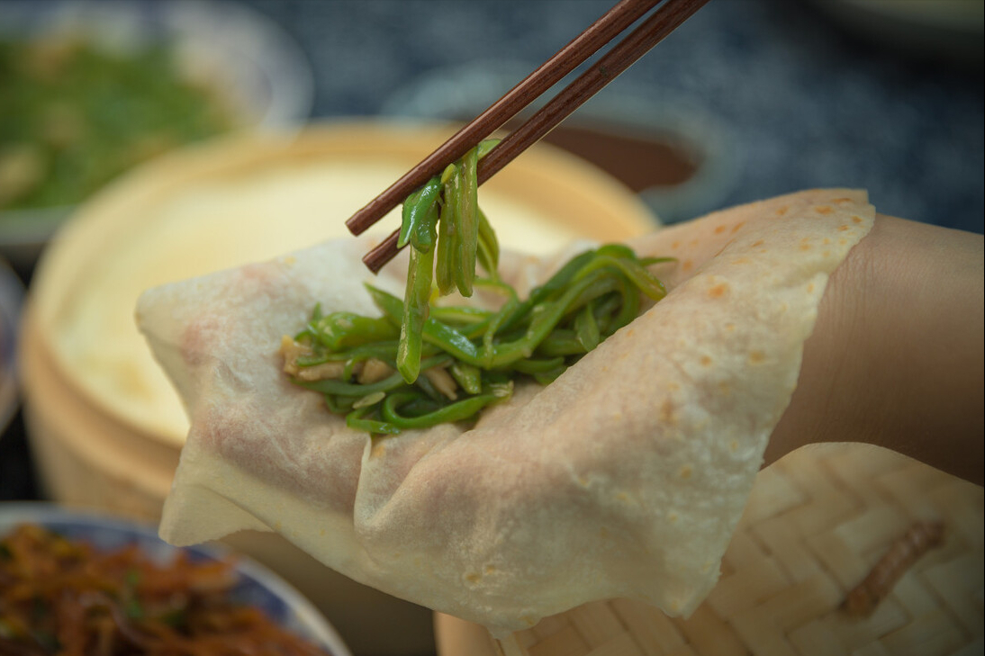 春饼，冷水和面还是开水烫面？教你详细做法，柔软劲道，饼薄如纸