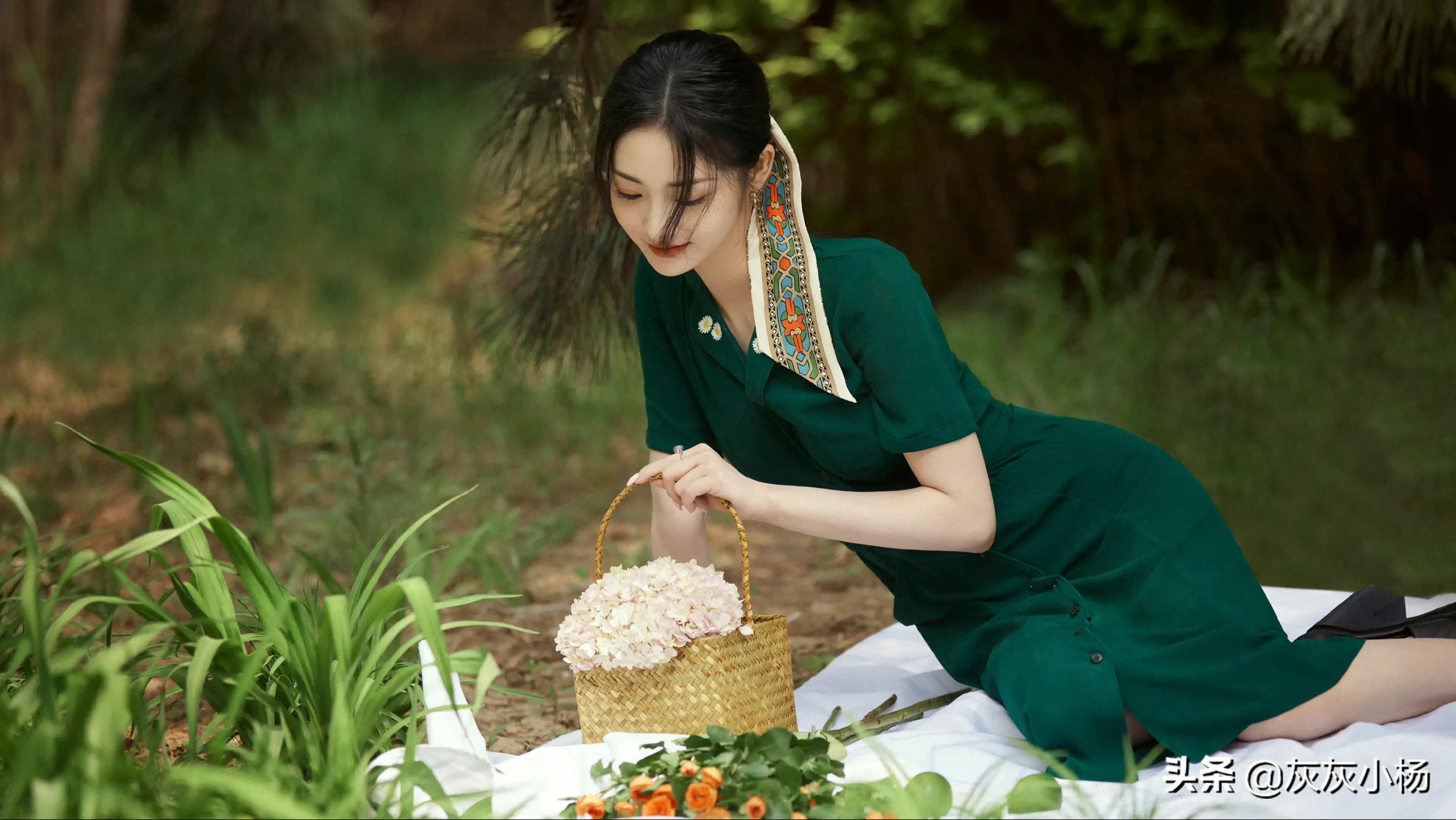 周洁琼，V领绿色长裙