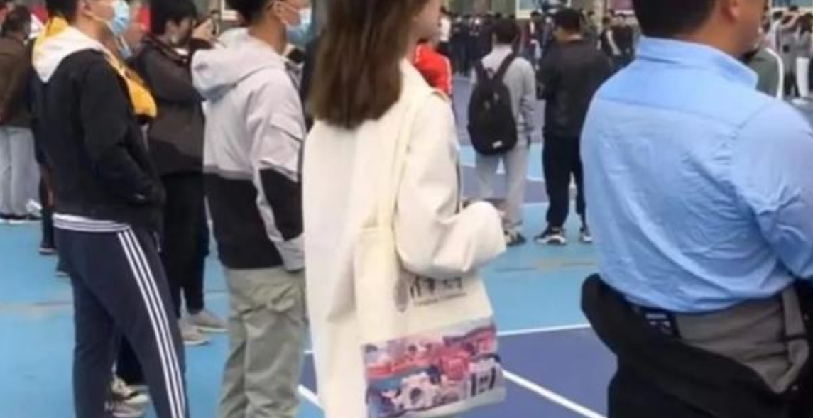 1张清华大学女生“背包照”走红，真正的“炫富”不是炫物质