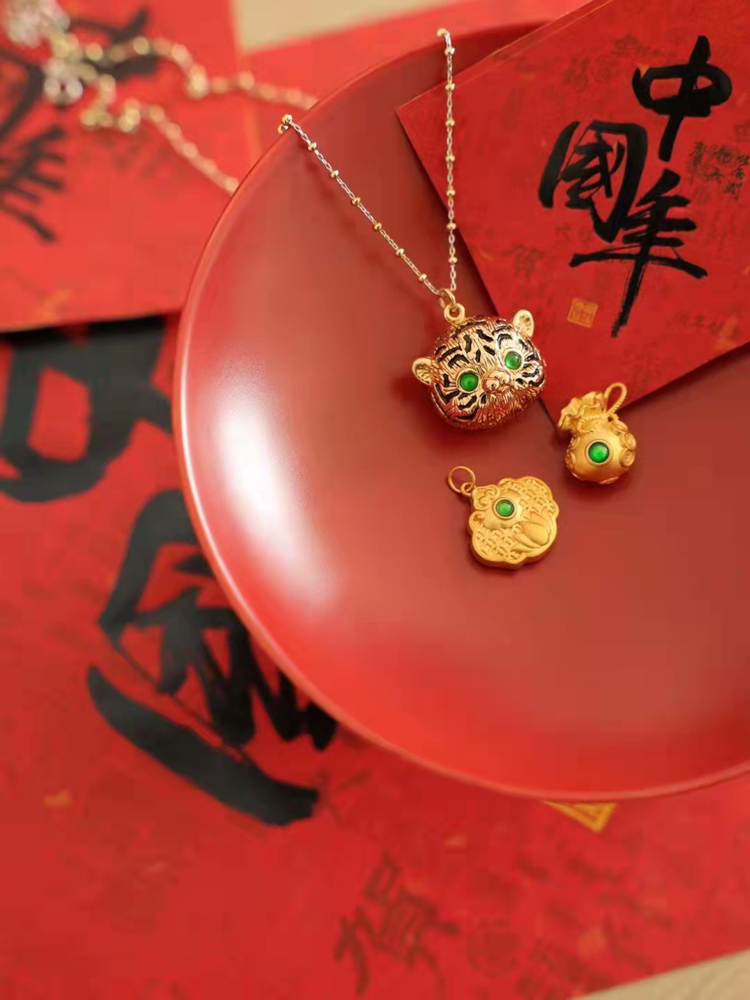 过年的喜庆就是红色，本命年的老虎红绳，展现风俗戳中我的审美