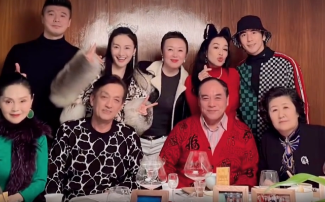 钟丽缇和公婆一起过节，亲戚面前与张伦硕互相投喂亲吻，秀足恩爱