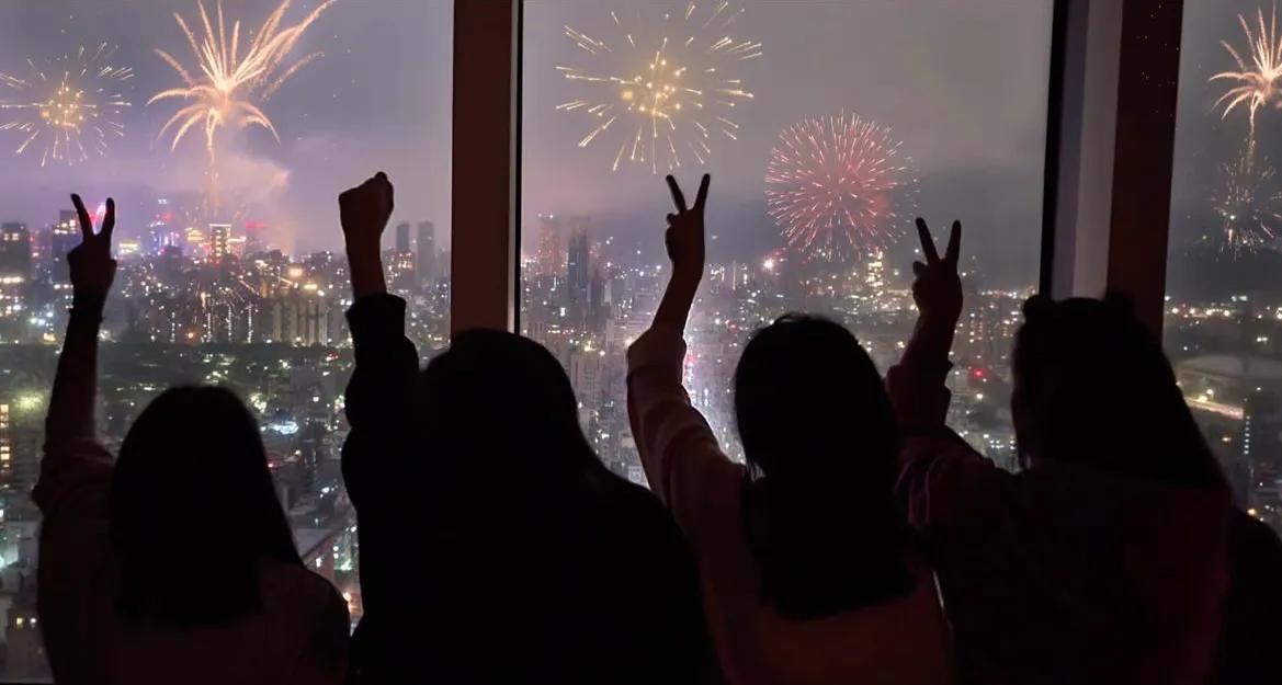 周杰伦元旦晒温馨全家福，一家四口都是高颜值，女儿像妈儿子像爸