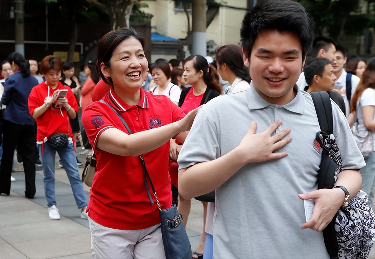 上海高考延期举行，考生复习时间又多了一个月，家长却喜忧参半