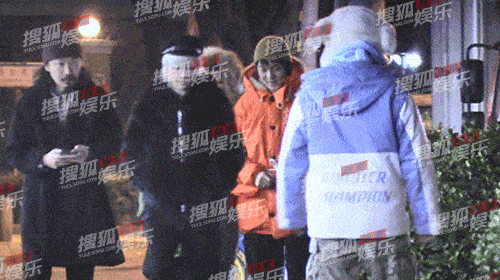 明星亲密被偷拍：马思纯捧脸亲吻，周冬雨忘拉窗帘，袁泉夏雨温馨