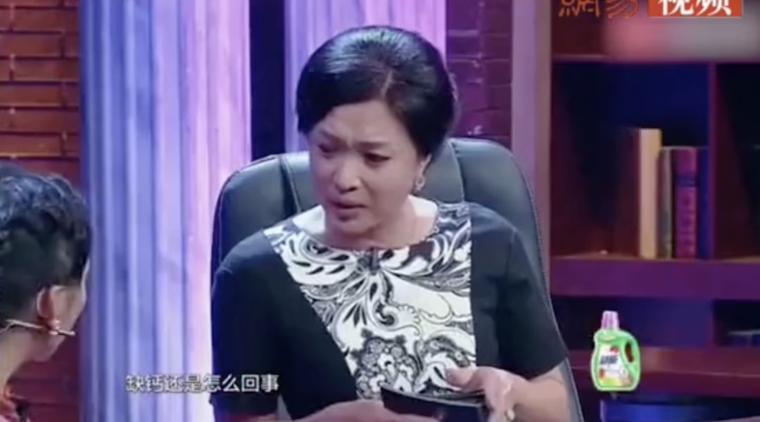 二婚生3胎，被前夫控诉婚内出轨，何洁为何不红了？