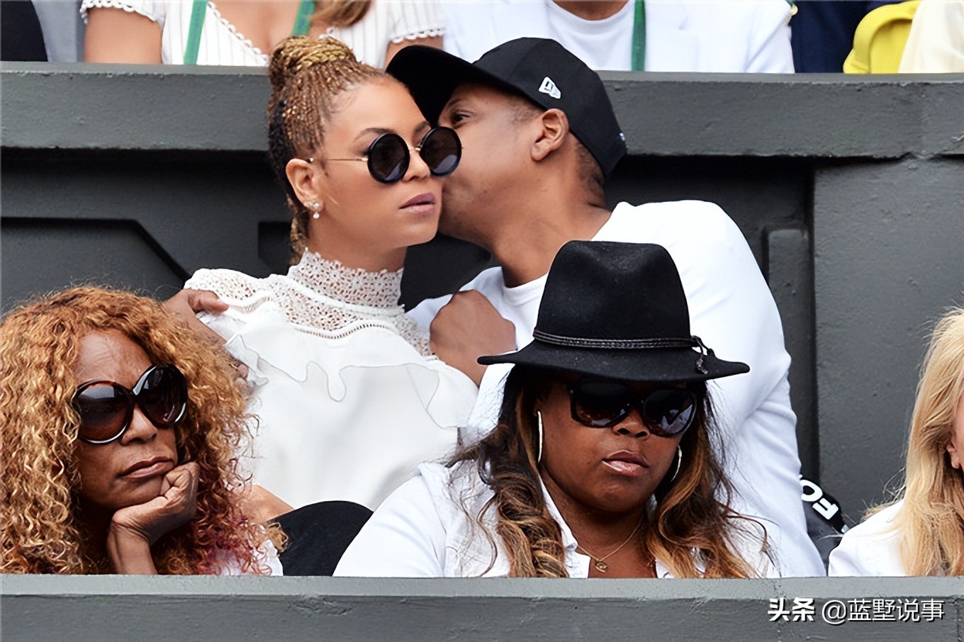 他们是美国情侣歌手，被称为“现代爱情故事的缩影”