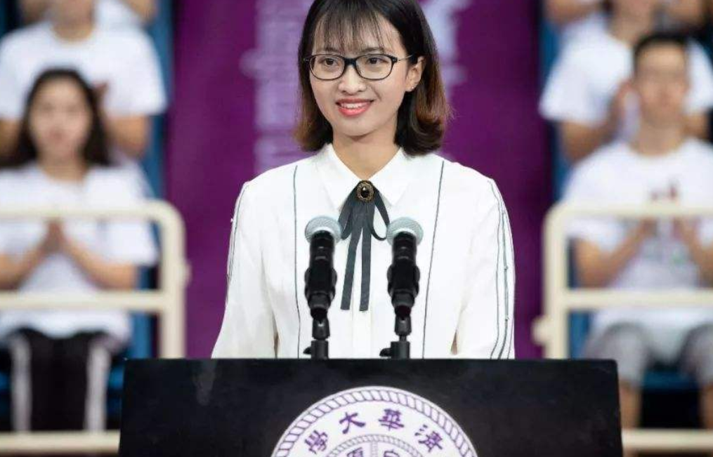 1张清华大学女生“背包照”走红，真正的“炫富”不是炫物质