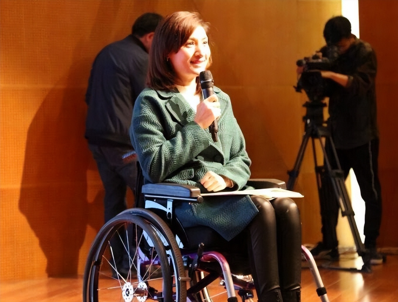 曾是湖南台当家花旦，当了4个月主持人，全身瘫痪至今无人愿娶