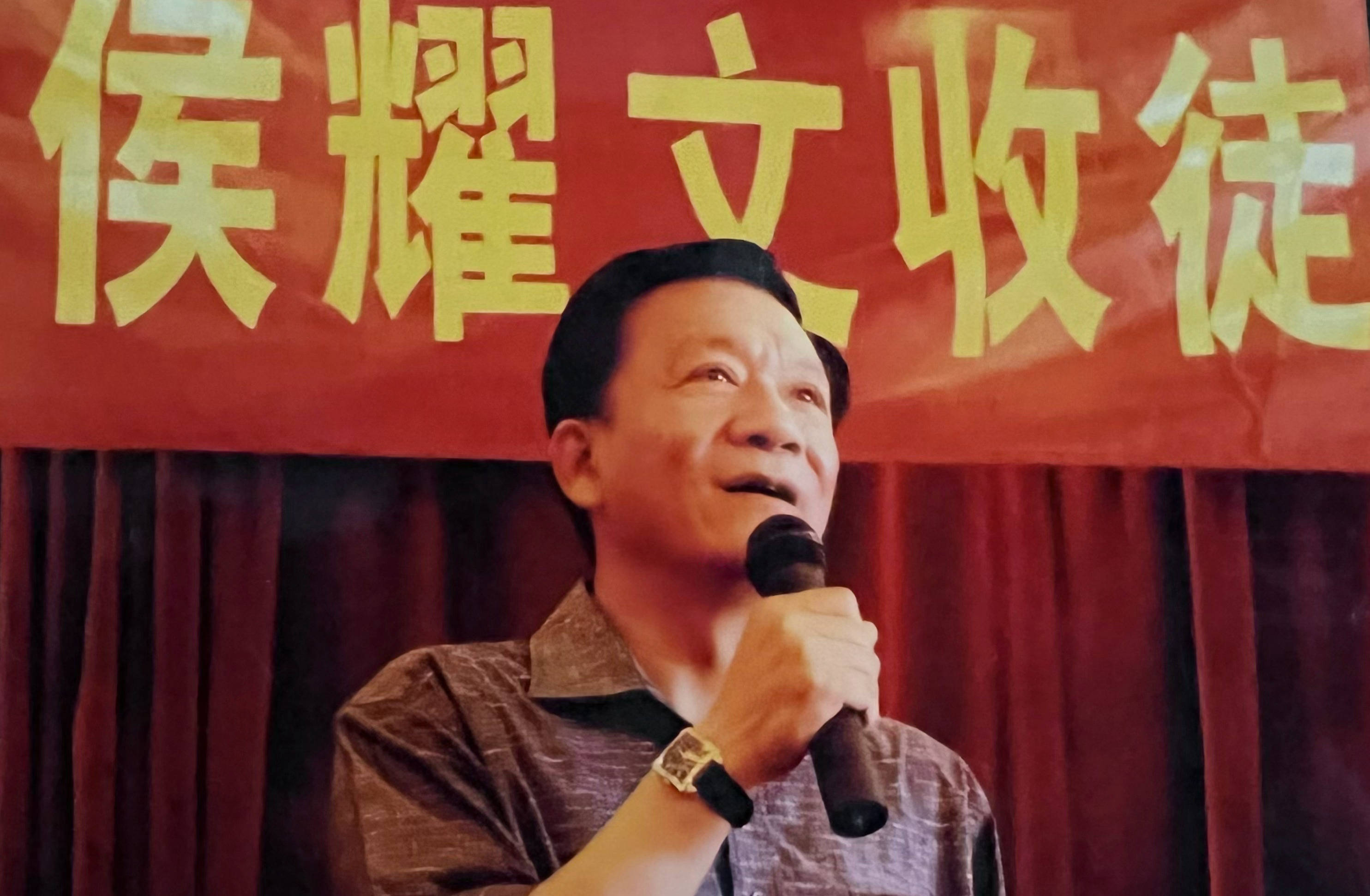 侯耀文去世十五年郭德纲发文怀念老师：但愿花看半开弯月清平