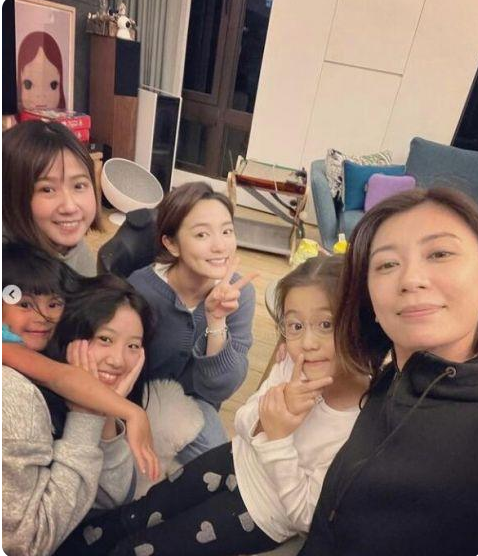 小S和贾静雯相约做足底按摩，俩辣妈各生3个女儿，大谈育儿经