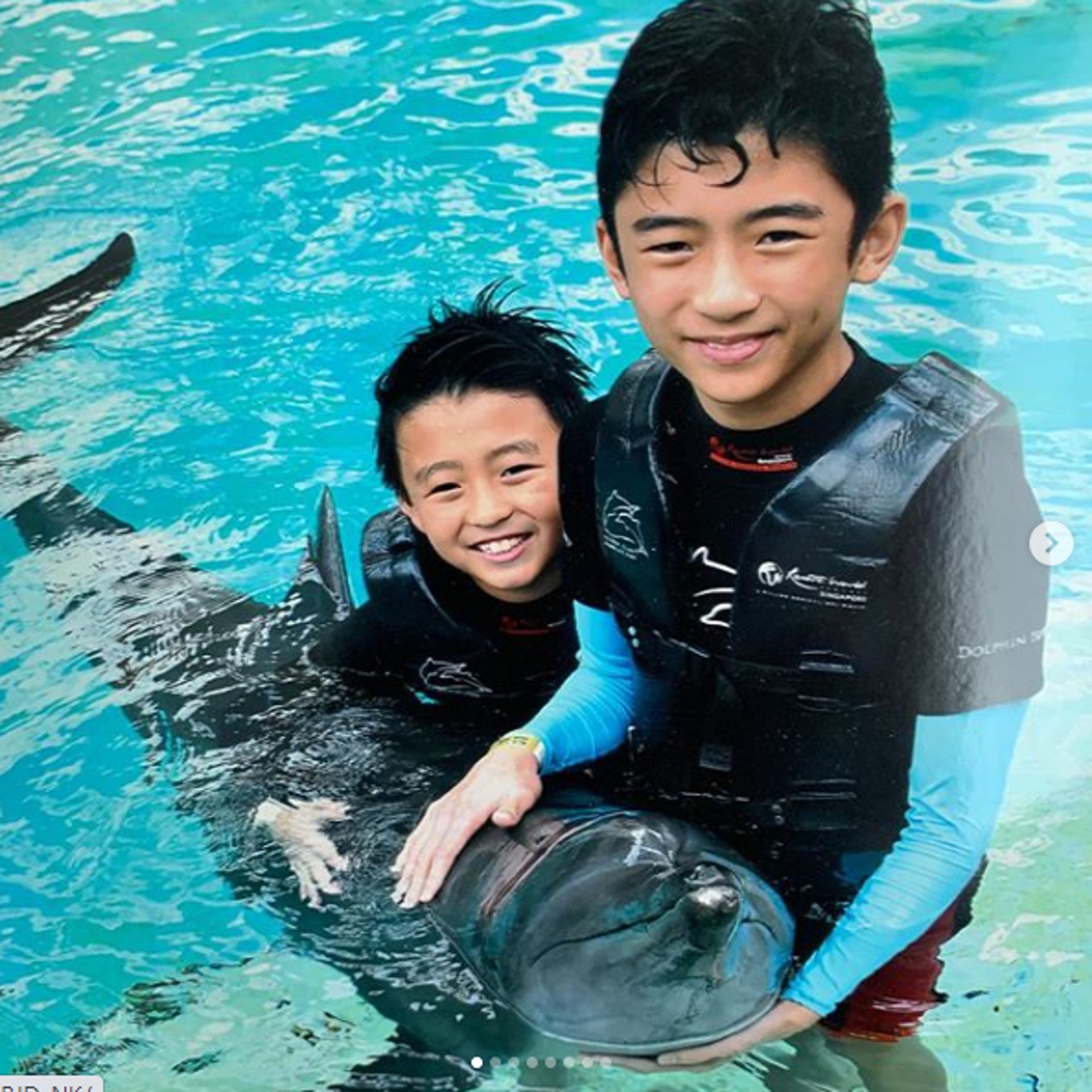 张柏芝带小儿子驱车采购，任由孩子车内翻爬，车窗紧闭防疫意识强