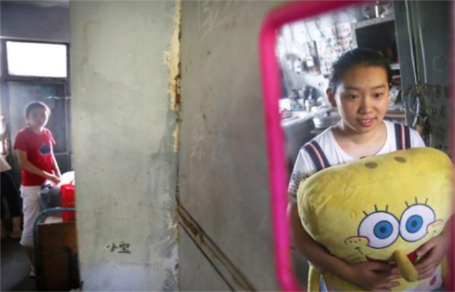 双胞胎姐妹同时考上大学，15年没买过新衣服，全穿亲友资助的旧装