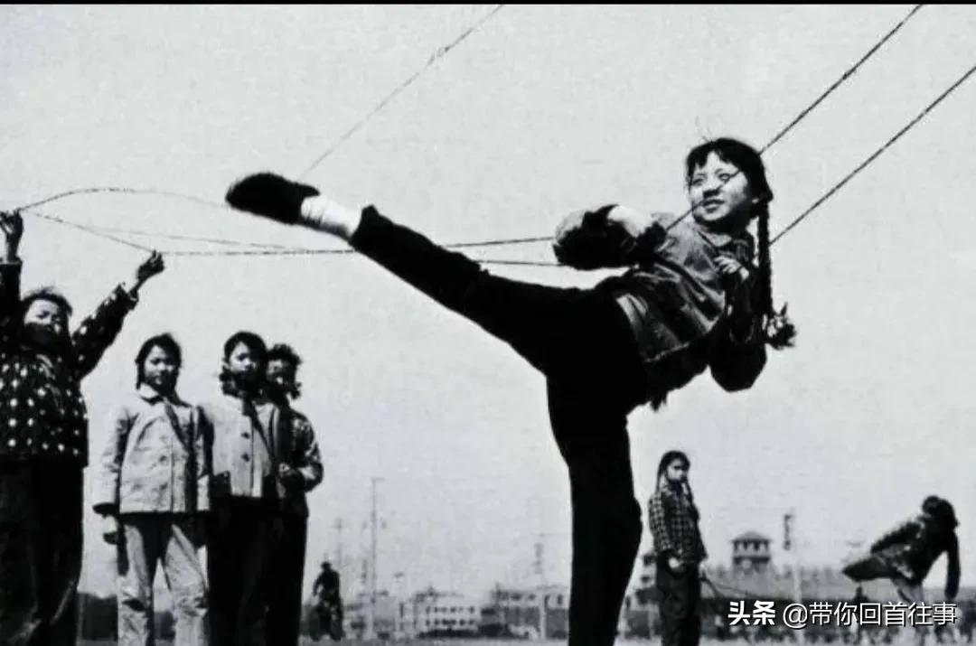 中国80年代最真实的12张老照片，你还记得他们吗