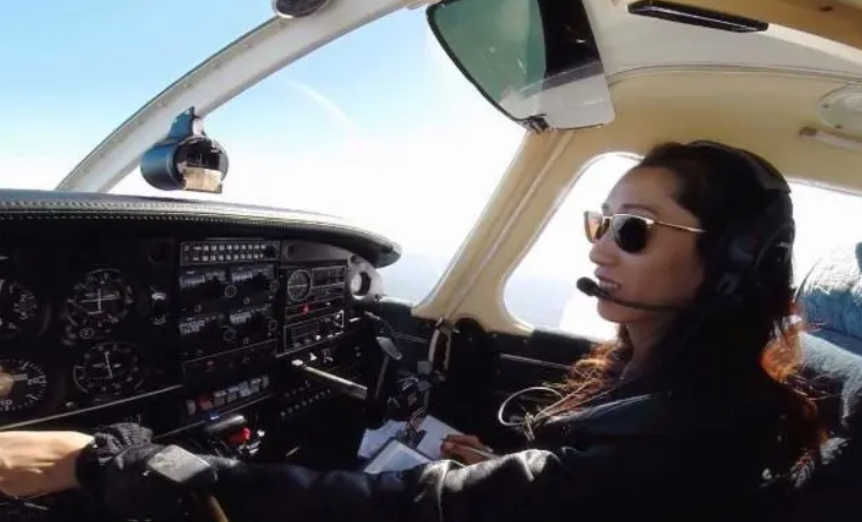 重庆女孩大二退学，35岁离婚，37岁卖房学飞行，43岁环球单飞成功