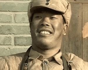 曹启峰的生活却没有因此有所改善,他还是一个普通的群众演员,数不尽的