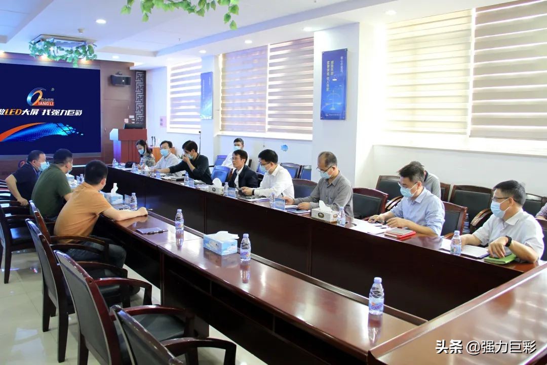 厦门市委常委、副市长黄晓舟一行莅临强力巨彩调研指导