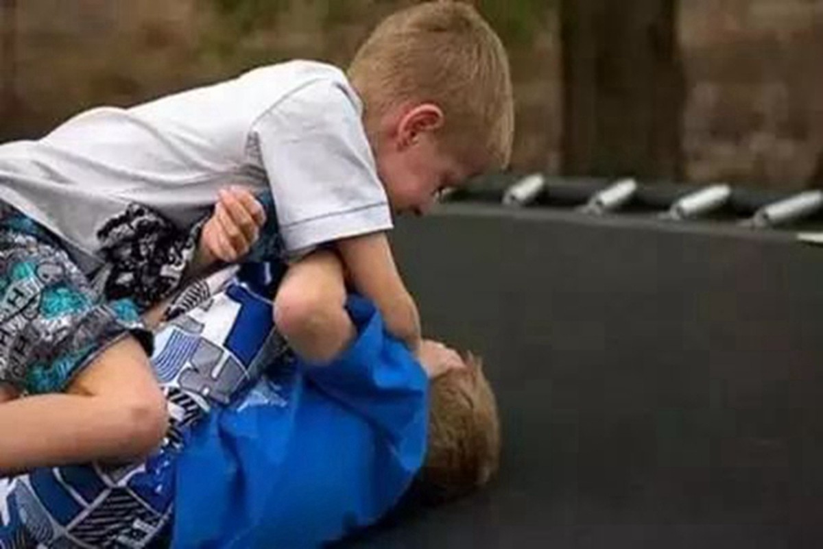 儿子在学校被打，爸爸的处理方法尽显高情商，果然“人外有人”