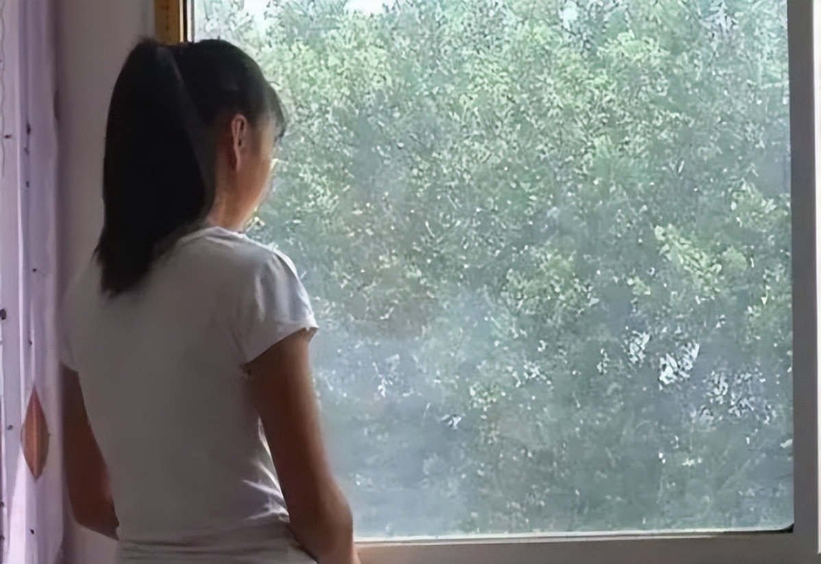 大学女生宿舍换爸爸（云南16岁女生在宿舍内分娩）