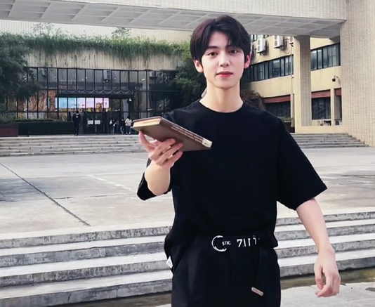 华中科大宣传片中的男生，竟是“武汉大学”校草，评论区笑不活了