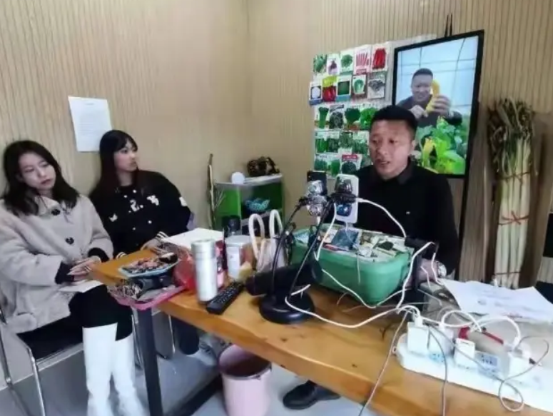 80后山东夫妻，放弃5万月薪，回村种菜，一天卖了120万，凭啥？