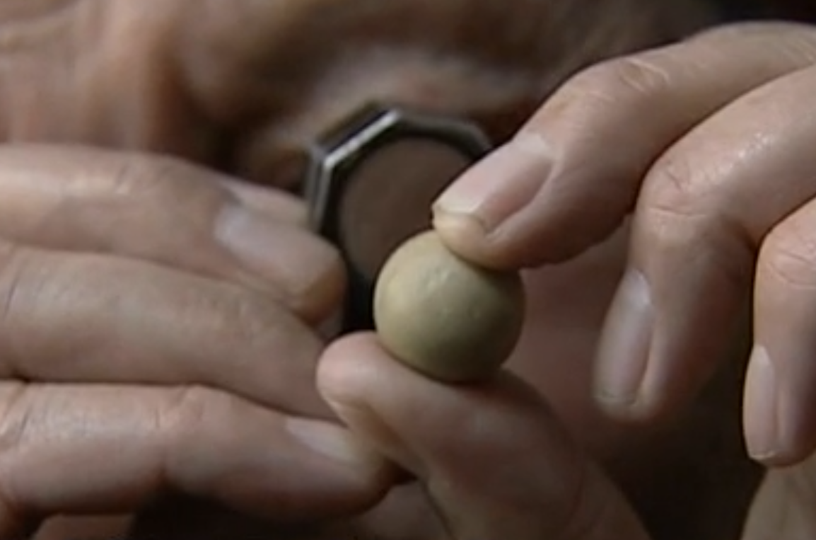 1971年内蒙退伍军人救下老人，获赠'小泥球'，36年后发现价值2亿