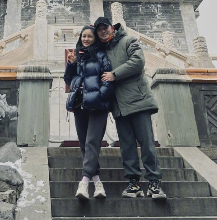 沙溢晒安吉小鱼儿为奶奶庆生，兄弟俩越长越像，胡可婆婆罕见出镜